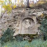 Jaroslav Vrchlický vytesaný v křídovém pískovci nad říčkou Vrchlice