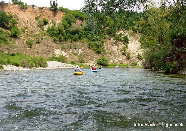 Pod Simitli nabírá řeka před vstupem do údolí dech Pod Simitli nabírá řeka před vstupem do údolí dech