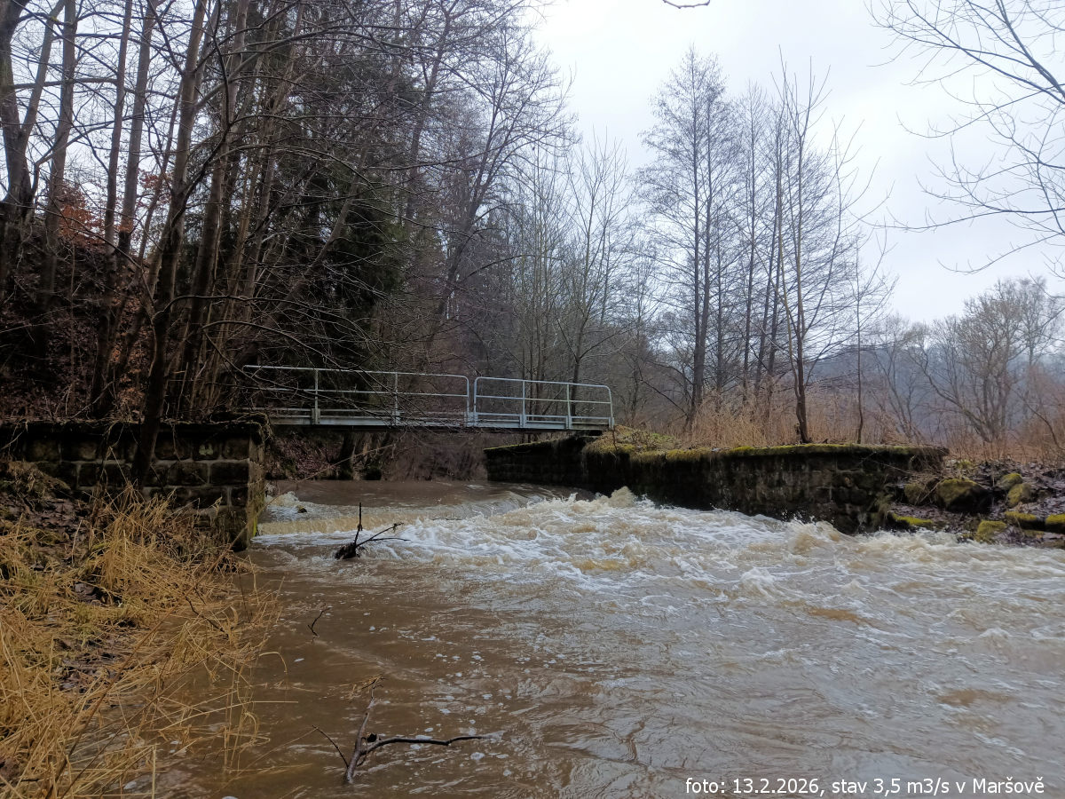 rkm. 50,3 Sjízdný jez s lávkou, stav 65 cm na vodočtu v Maršově