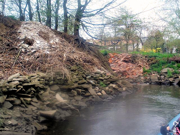Zpevňování břehu domovním odpadem u Bojman Zpevňování břehu domovním odpadem u Bojman