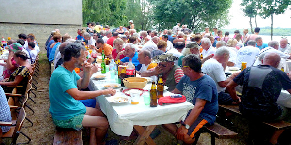 „TIDleři“. Tito všichni byli na regatě mými kamarády (večeře v Bačka Palance). „TIDleři“. Tito všichni byli na regatě mými kamarády (večeře v Bačka Palance).