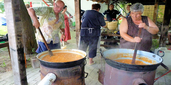 Vaří se večeře. Jídla bude pro všechny dost, pivo se musí dokoupit (většinou za 1 euro). Vaří se večeře. Jídla bude pro všechny dost, pivo se musí dokoupit (většinou za 1 euro).