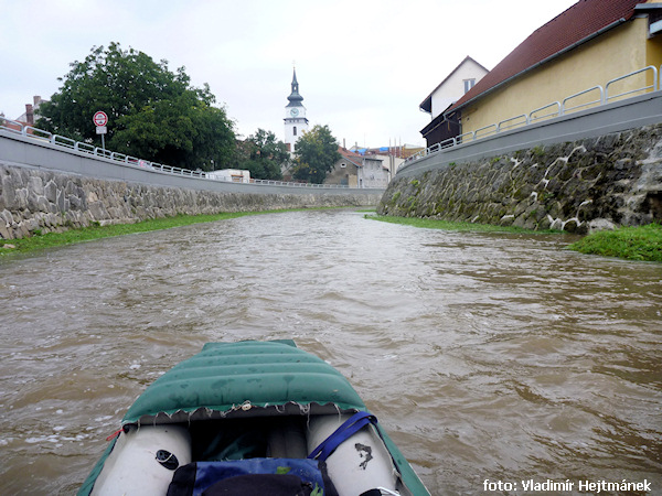 Velké Meziříčí. Po jezu na začátku města je průjezd bez problémů. Velké Meziříčí. Po jezu na začátku města je průjezd bez problémů.