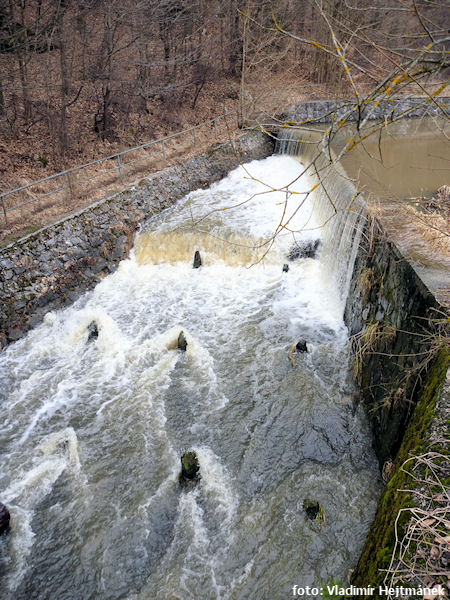 Tudy nevede cesta (přepad hráze) Tudy nevede cesta (přepad hráze)