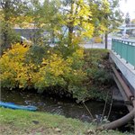 Silniční most ulice Freyova spojující stanici metra Vysočanská a nádraží Praha-Libeň