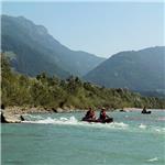 Peřej před historickým mostem v Kössen 08/2025, 23 m3/s Hutte