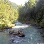 Pod vodopádem - pohled z lávky na esíčko